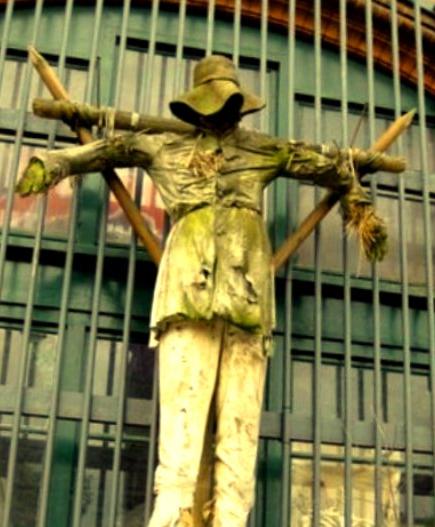 Vogelscheuche im Eingangsbereich